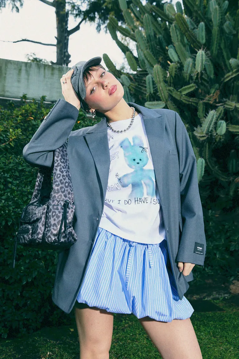 Blazer de lino gris con solapas rectas y bolsillos delanteros - Prenda versátil y elegante de 47 Street en Blazers para argentina