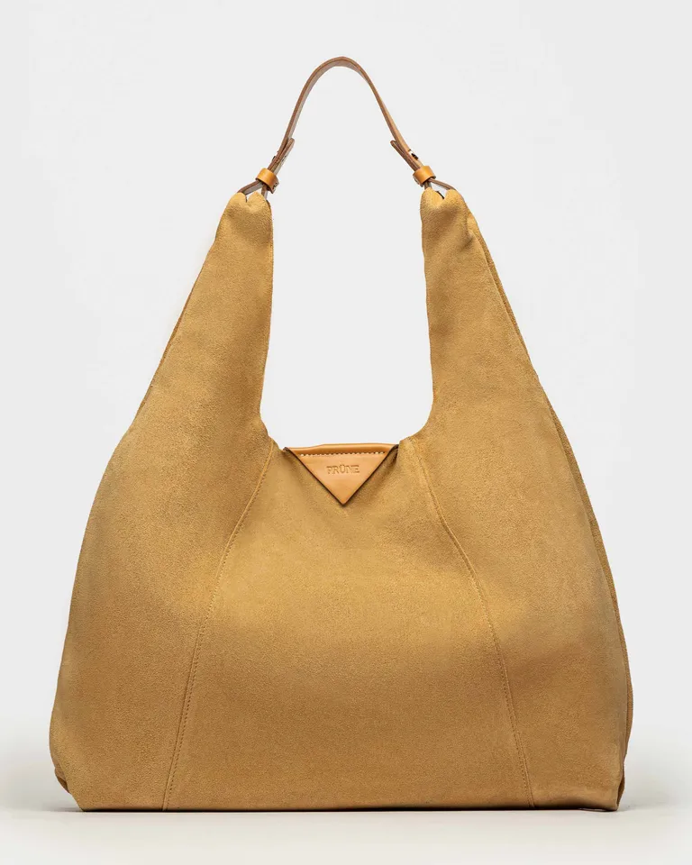 Bolso de cuero gamuza beige, amplio y de estilo distinguido, para uso diurno y ocasiones informales de Prüne en Bolsos y Carteras para argentina