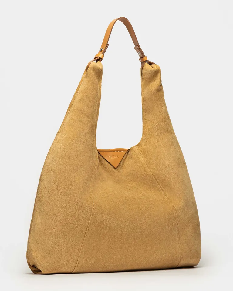Bolso de cuero gamuza beige, amplio y de estilo distinguido, para uso diurno y ocasiones informales de Prüne en Bolsos y Carteras para argentina