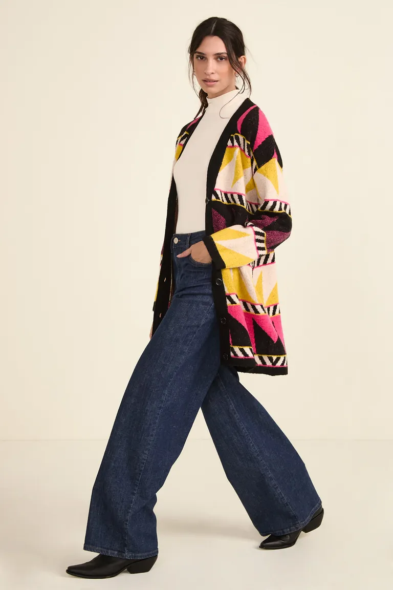 Cardigan tejido largo con diseño geométrico y cierre frontal de botones de Cuesta Blanca en Buzos y Sweaters para argentina