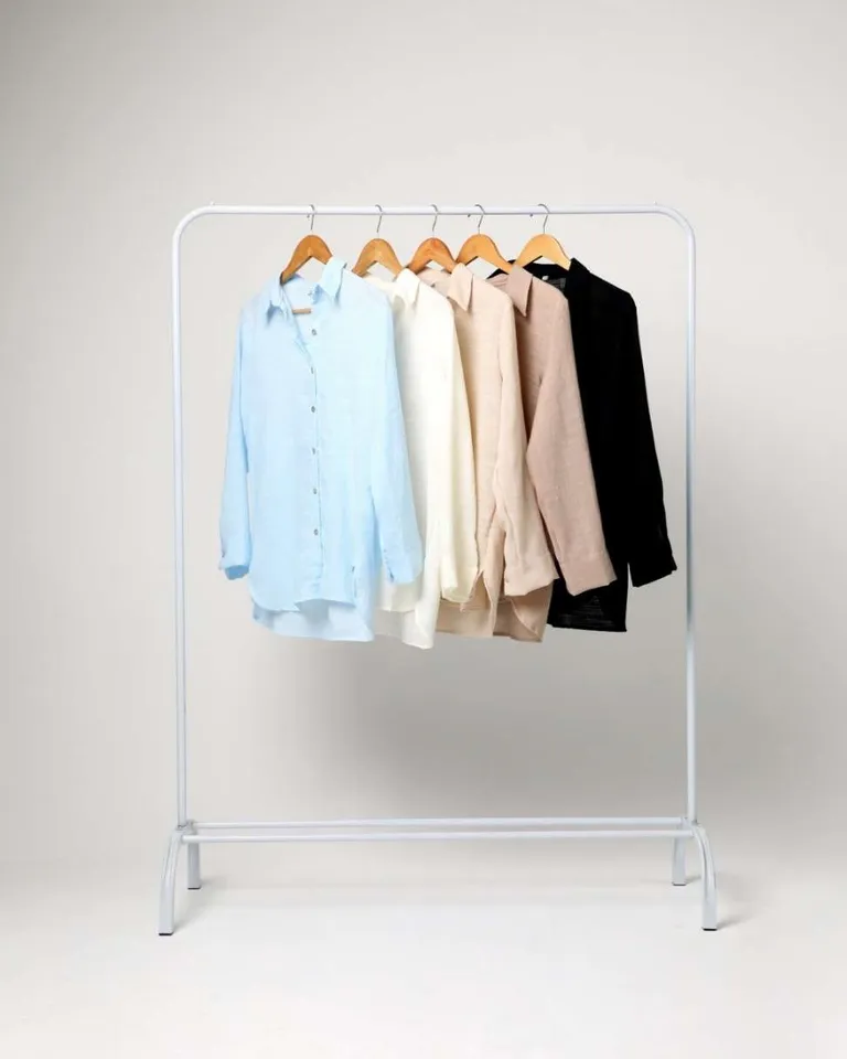 Camisa de lino con tabla en la espalda, diseño elegante y versátil para mujeres de Hesed en Camisas para argentina