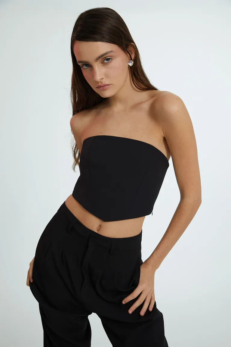 Top strapless en crepe sastrero con pinzas y cierre lateral de Naíma en Tops para argentina