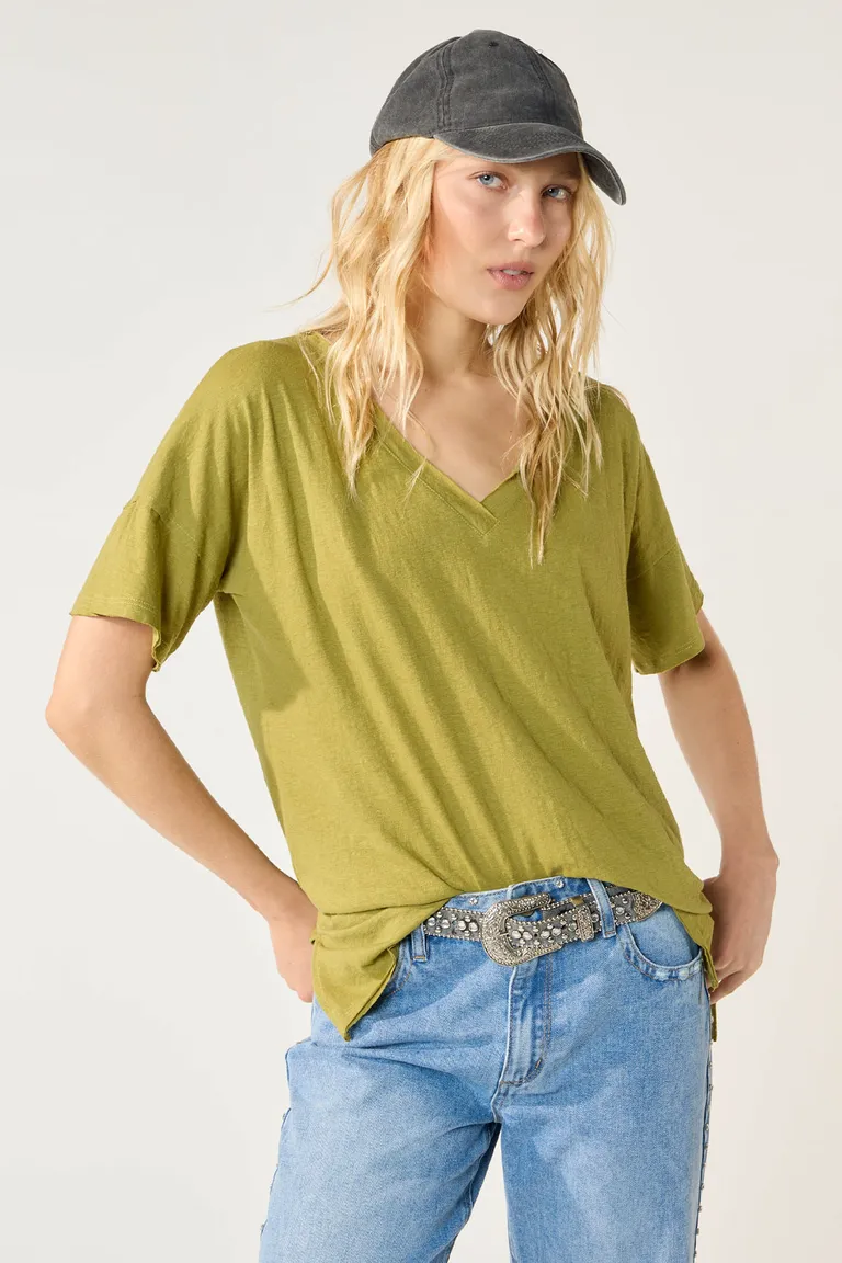 Remera verde estilo modular con terminaciones al corte y aberturas laterales de Cuesta Blanca en Remeras para argentina