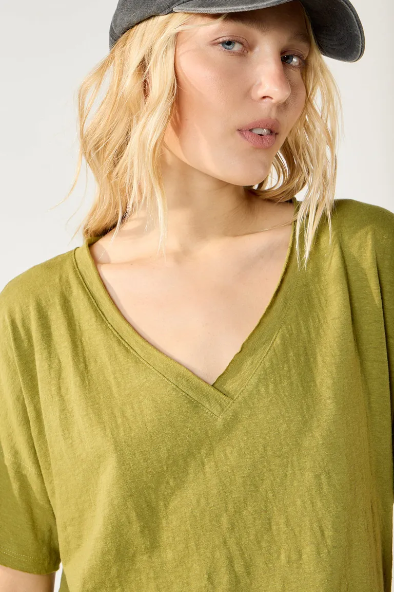 Remera verde estilo modular con terminaciones al corte y aberturas laterales de Cuesta Blanca en Remeras para argentina