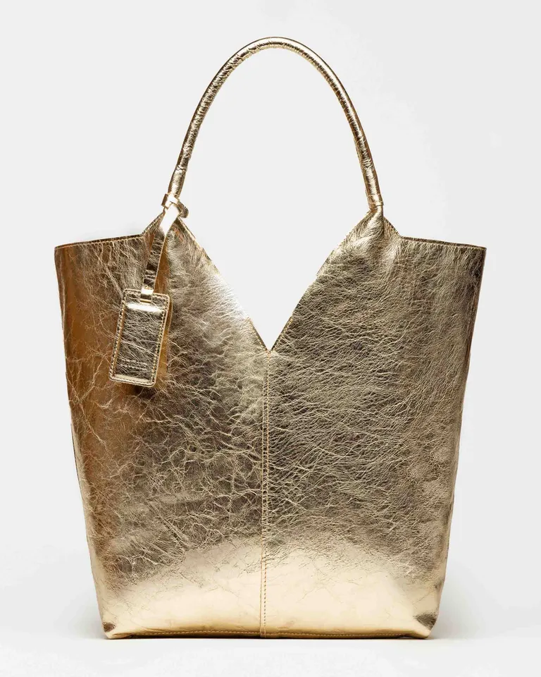 Bolso de cuero metalizado en color dorado, diseño de lujo y elegancia para la mujer moderna de Prüne en Bolsos y Carteras para argentina