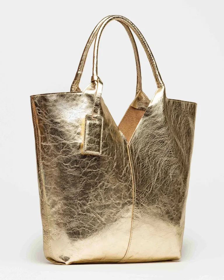 Bolso de cuero metalizado en color dorado, diseño de lujo y elegancia para la mujer moderna de Prüne en Bolsos y Carteras para argentina