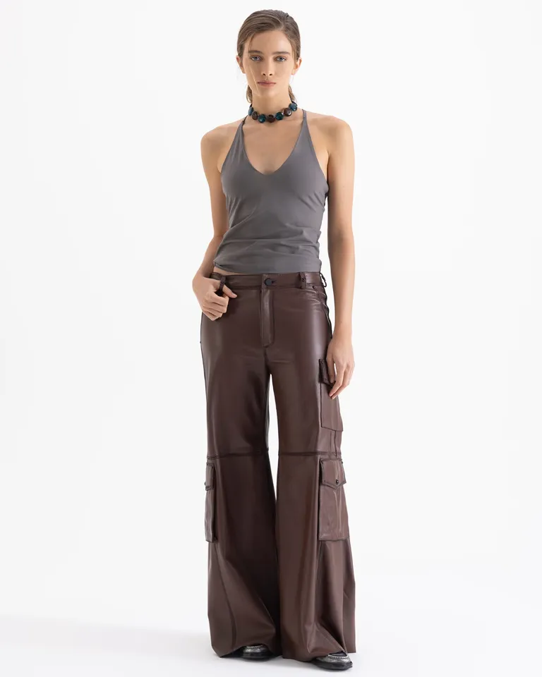 Top sin mangas con breteles finos y cuello en V de calce ajustado al cuerpo de Jazmin Chebar en Tops para argentina