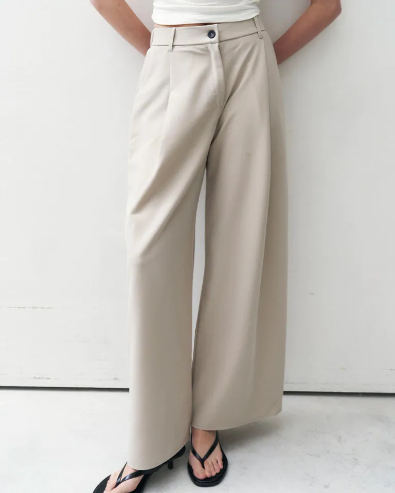 Pantalón ancho de tela sastrera con bolsillos y pinzas en la espalda de Sky en Pantalones para argentina