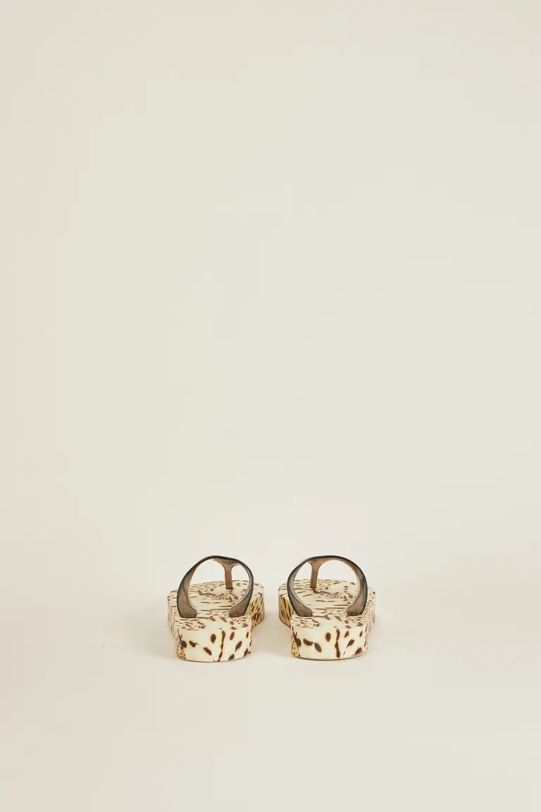 Ojotas de verano con un diseño exclusivo y distintivo de Tucci en Ojotas para argentina