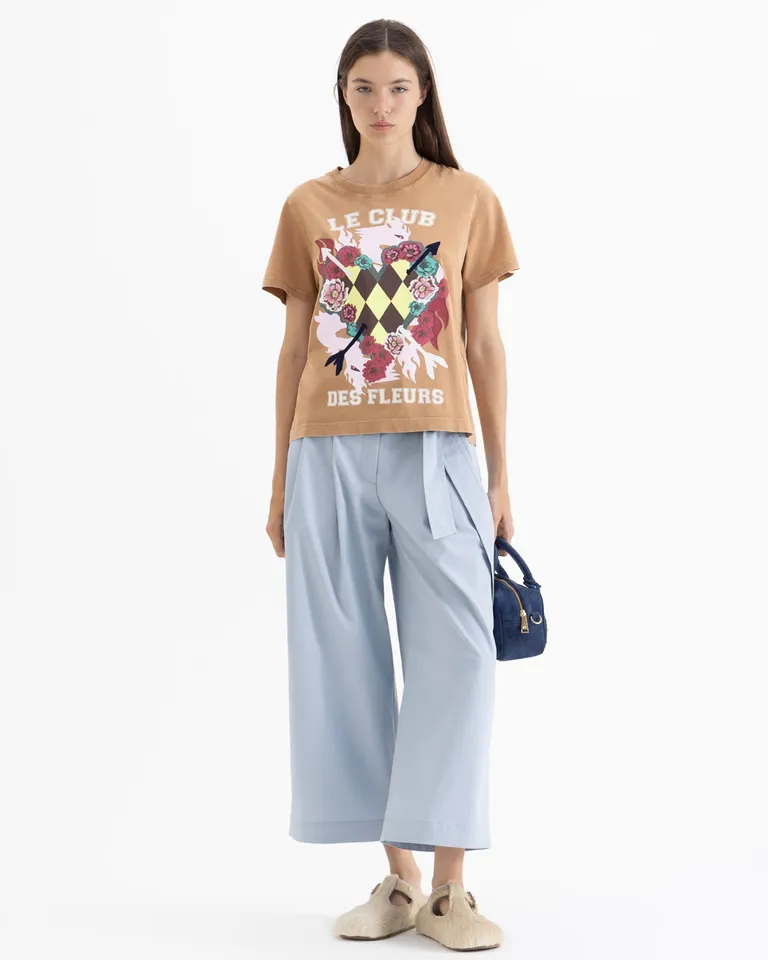 Remera de corte clásico con cuello redondo, mangas cortas y diseño frontal estampado y bordado de Jazmin Chebar en Remeras para argentina