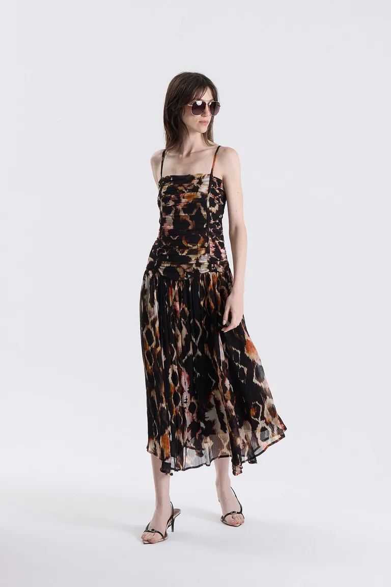 Vestido midi con breteles finos, frunces frontales, espalda elástica y falda amplia con movimiento de Maria Cher en Vestidos para argentina