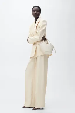 Pantalón traje wideleg pinzas de Mango en Pantalones para argentina