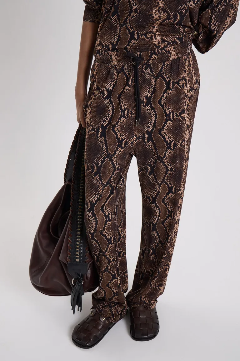 Pantalón babucha tiro medio con estampa integral y cordón de ajuste en la cintura de Maria Cher en Pantalones para argentina