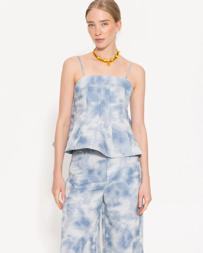 Top de diseño en tonos azules con corte en gajos y escote redondeado de Jazmin Chebar en Tops para argentina