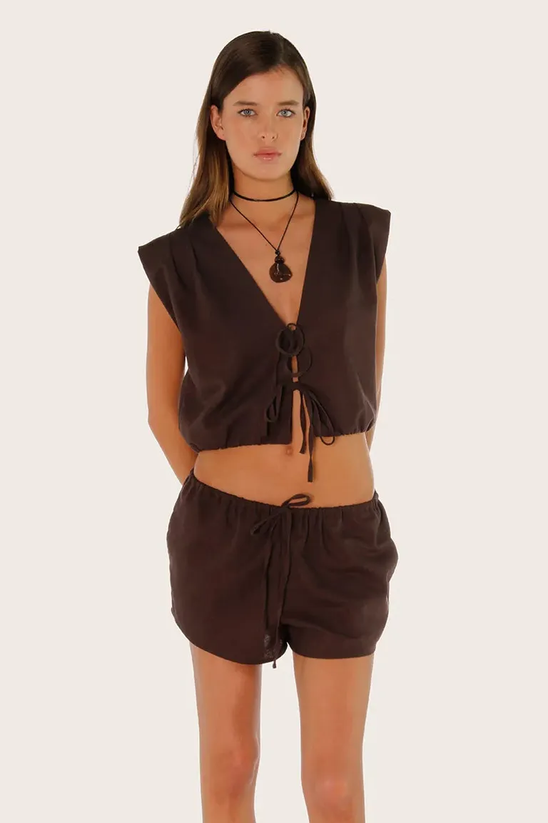 Top seli de lino en tono chocolate con escote en V y cintura fruncida de Sofia Sarkany en Tops para argentina