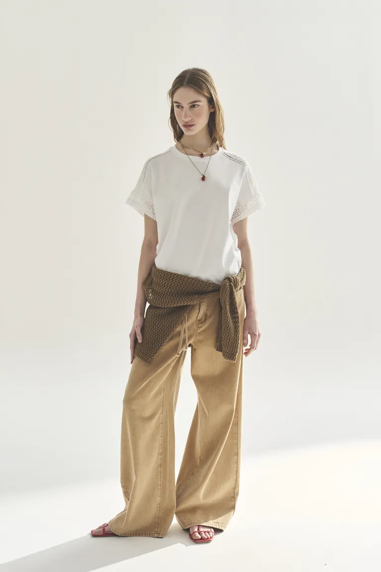 Remera recta de color blanco para mujeres de Akiabara en Remeras para argentina