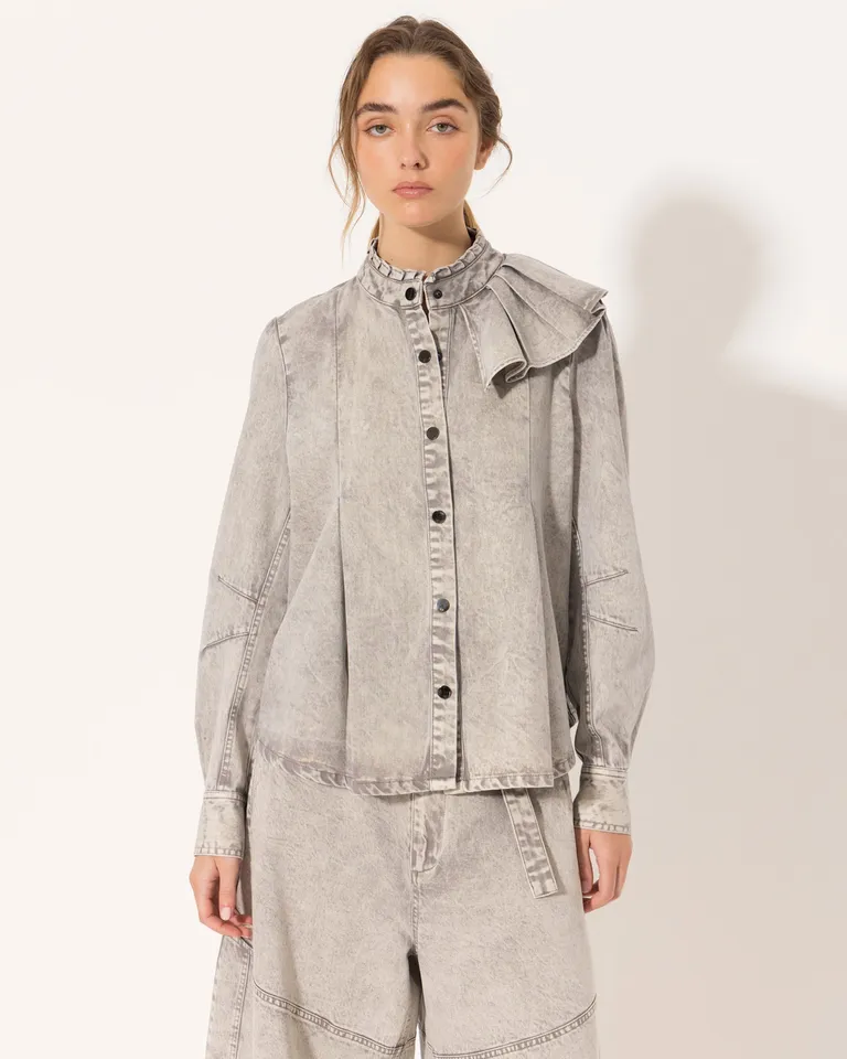Camisa gris con volados en escote y mangas largas - Prenda versátil y de diseño femenino de Jazmin Chebar en Camisas para argentina