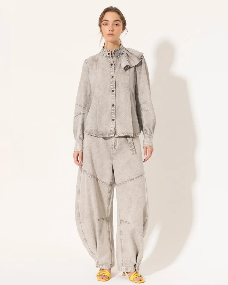 Camisa gris con volados en escote y mangas largas - Prenda versátil y de diseño femenino de Jazmin Chebar en Camisas para argentina