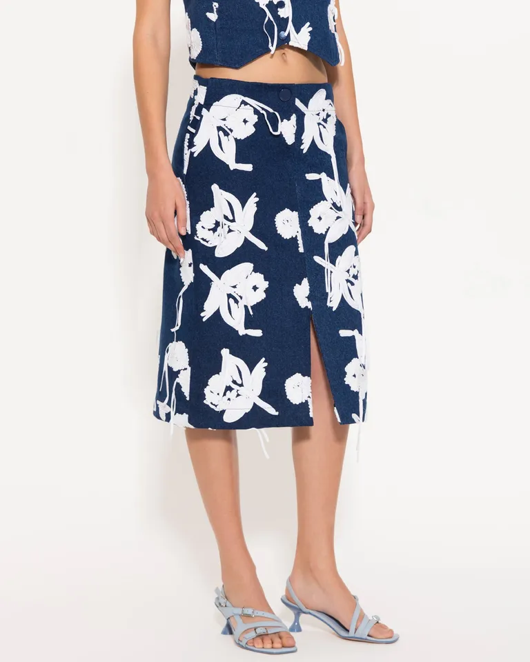Pollera midi de denim con aplicaciones florales en cinta blanca de Jazmin Chebar en Faldas para argentina
