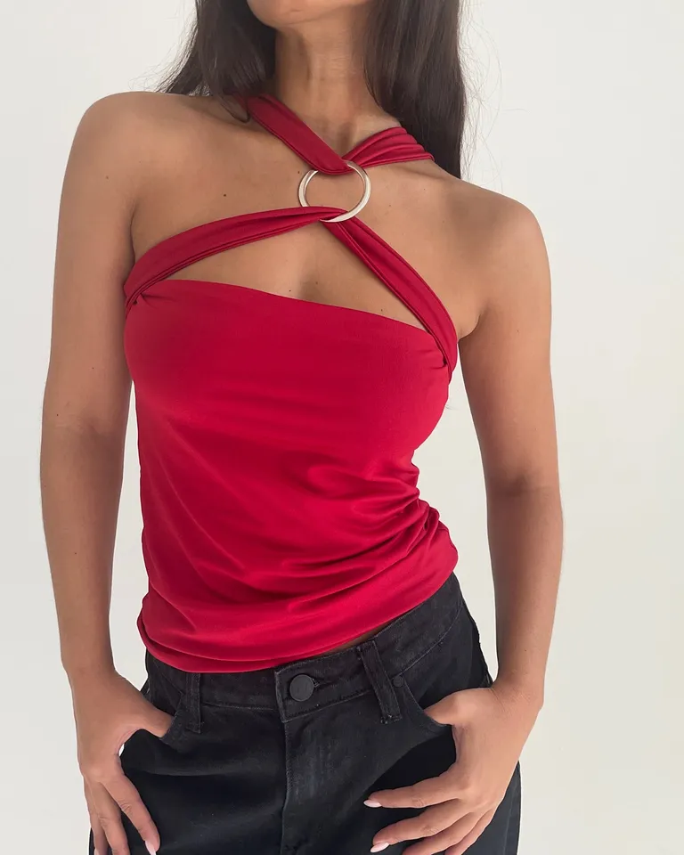 Top rojo de punto con cuello redondo y mangas cortas para mujer de Naíma en Tops para argentina