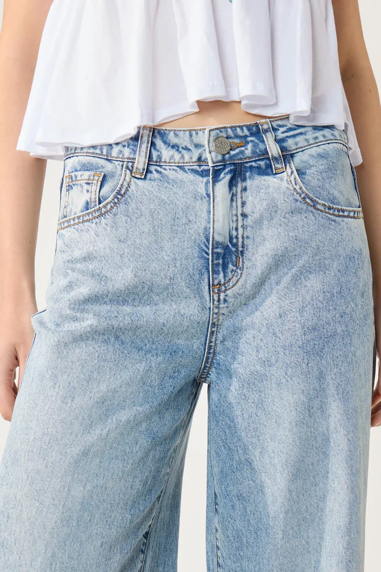 Pantalones de tiro medio con pierna amplia en acabado lavado y terminación siliconada de Cuesta Blanca en Pantalones para argentina