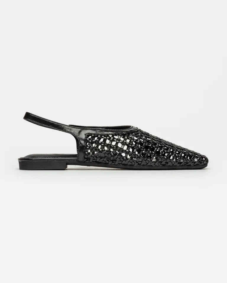 Mule trenzado confeccionado en efecto cuero con suela de goma, diseño vanguardista y cómodo de Prüne en Zuecos Planos para argentina