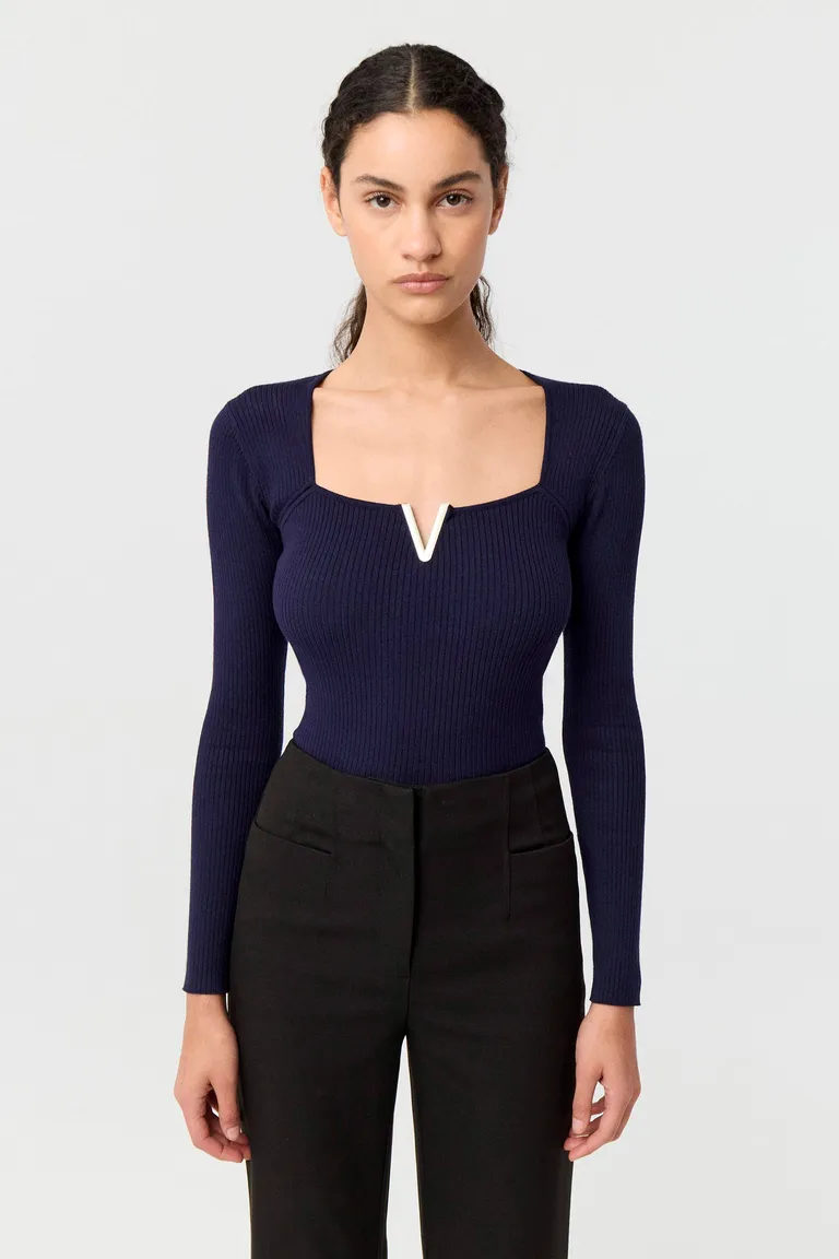 Remera de punto acanalado con mangas largas y escote cuadrado con detalle metálico frontal de Markova en Remeras para argentina