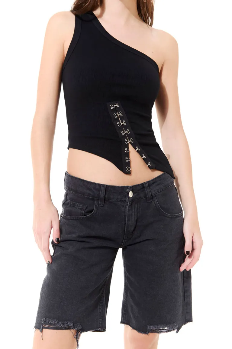 Bermuda de jean tiro bajo con roturas y ruedo al corte de 47 Street en Shorts para argentina