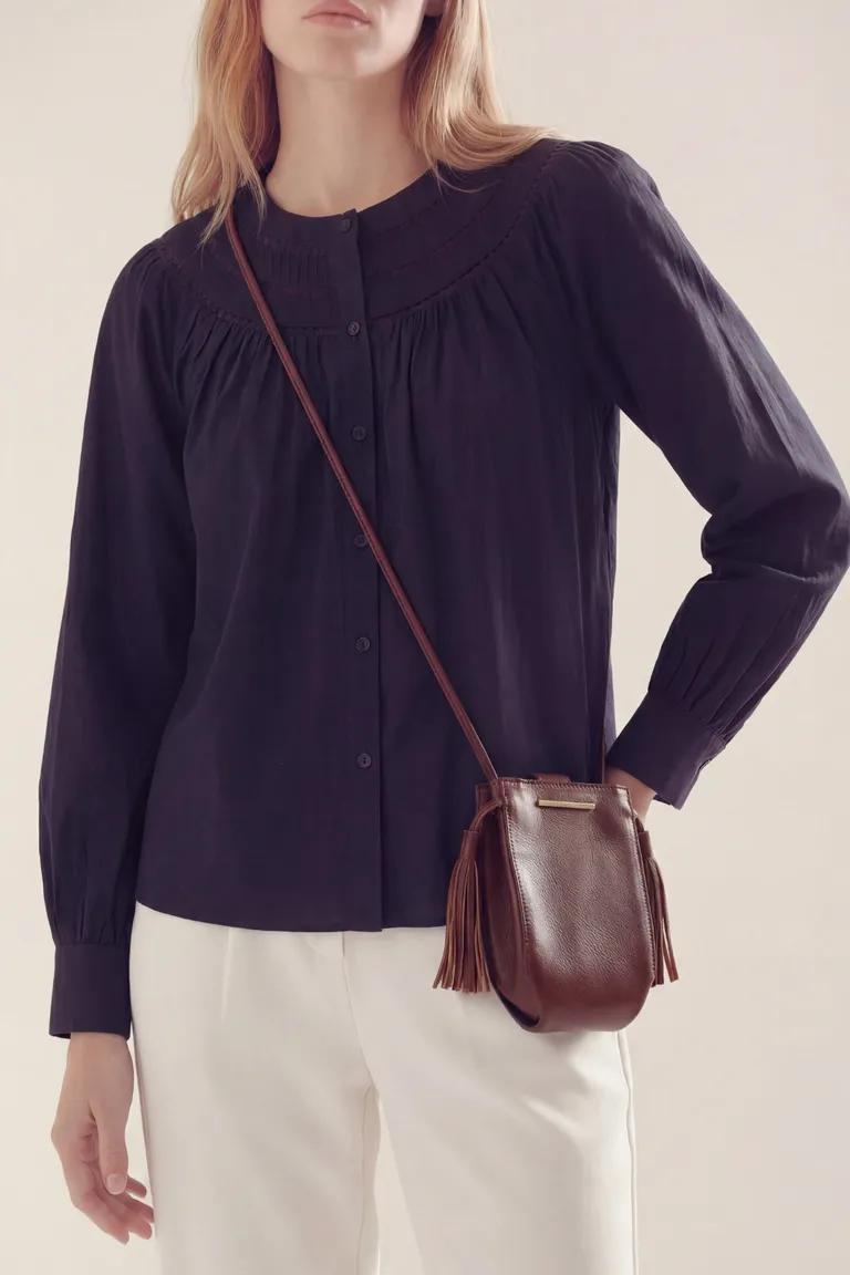 Camisa de mujer con botones frontales, detalles de frunces en el frente y mangas largas de Akiabara en Camisas para argentina