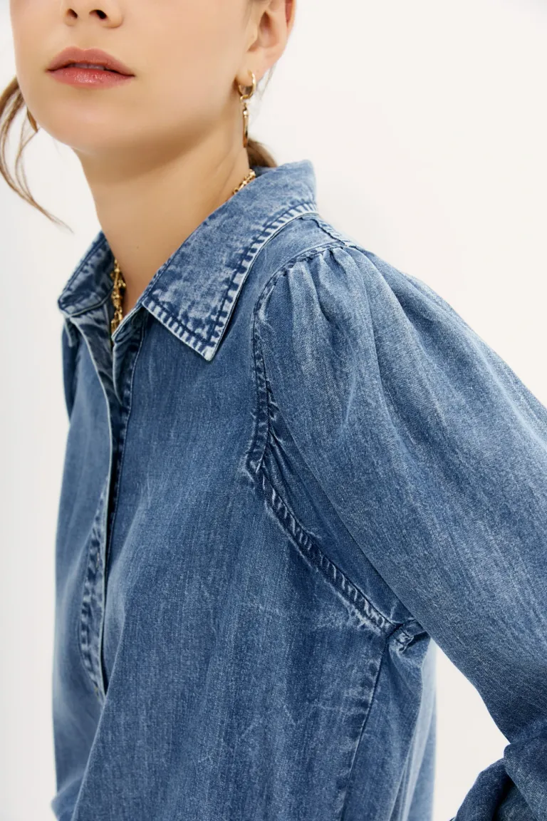 Camisa de manga larga con volumen en los hombros, de estilo relajado y elegante de Rapsodia en Camisas para argentina