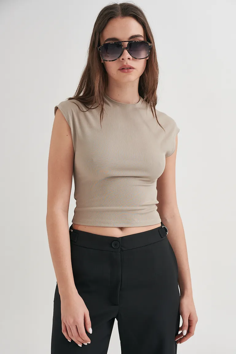 Remera de tela ribb con textura acanalada y diseño adaptable al cuerpo de Sweet en Remeras para argentina