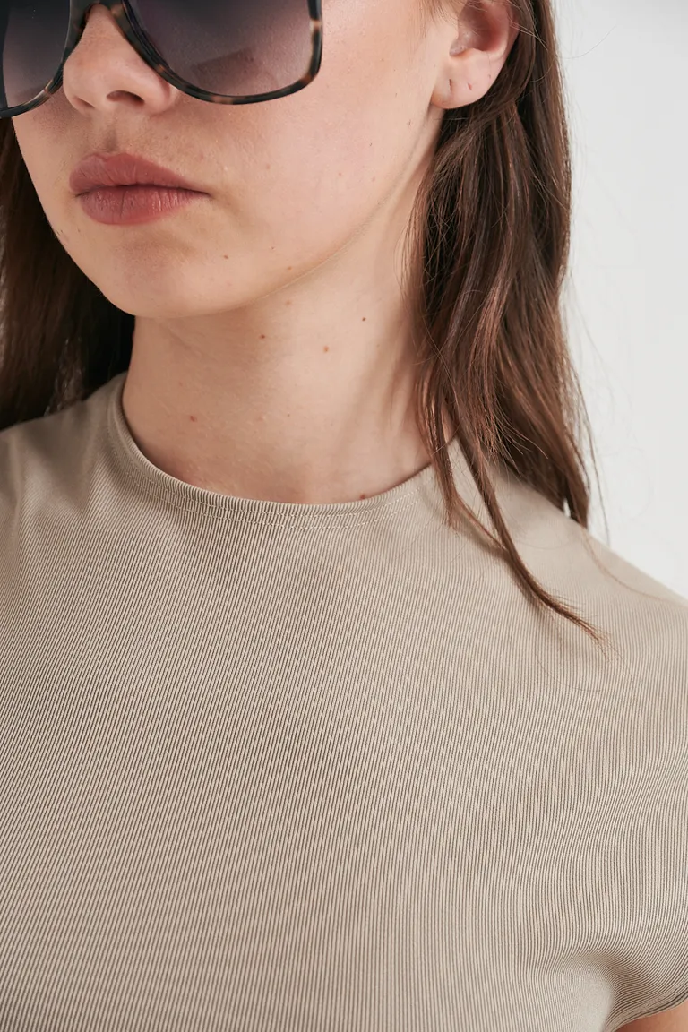 Remera de tela ribb con textura acanalada y diseño adaptable al cuerpo de Sweet en Remeras para argentina