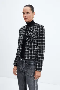 Chaqueta tweed con maxi flor de Mango en Chaquetas para argentina