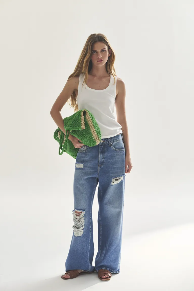 Musculosa blanca de corte relajado para un estilo casual y versátil de Akiabara en Remeras para argentina