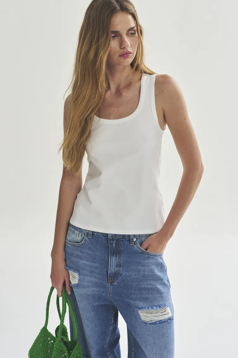 Musculosa blanca de corte relajado para un estilo casual y versátil de Akiabara en Remeras para argentina