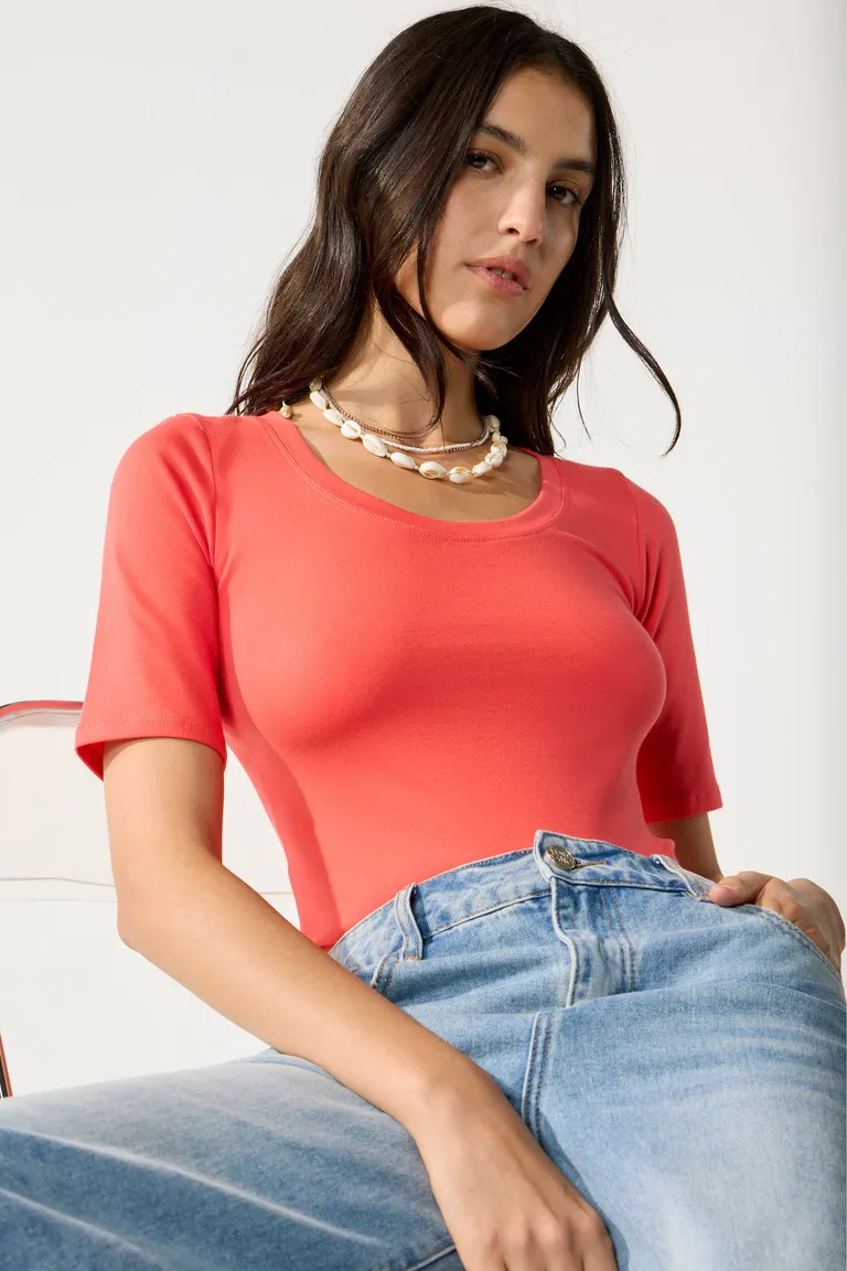Remera de algodón de corte ajustado en un atractivo tono coral para mujer de Cuesta Blanca en Remeras para argentina