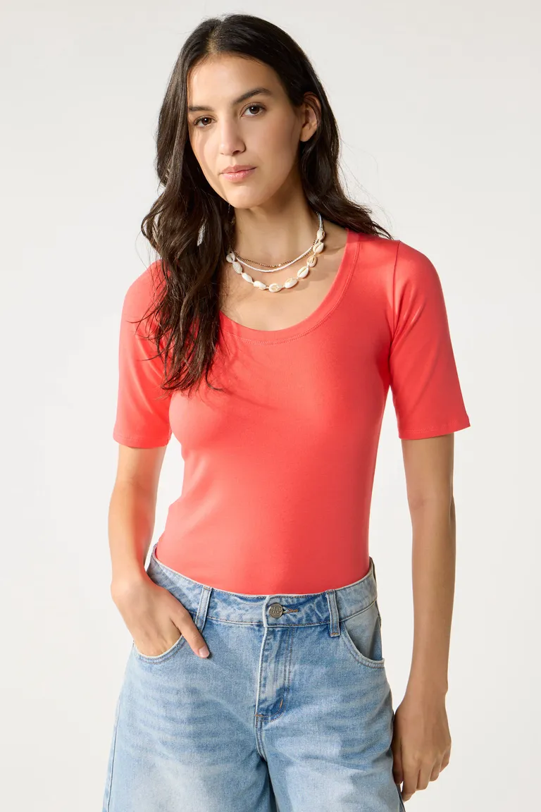 Remera de algodón de corte ajustado en un atractivo tono coral para mujer de Cuesta Blanca en Remeras para argentina