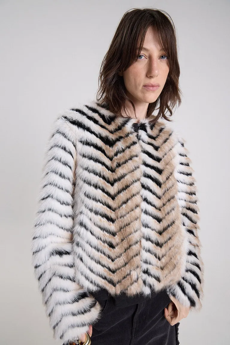 Campera corta de textura con patrón geométrico y cierre frontal de Maria Cher en Chaquetas para argentina