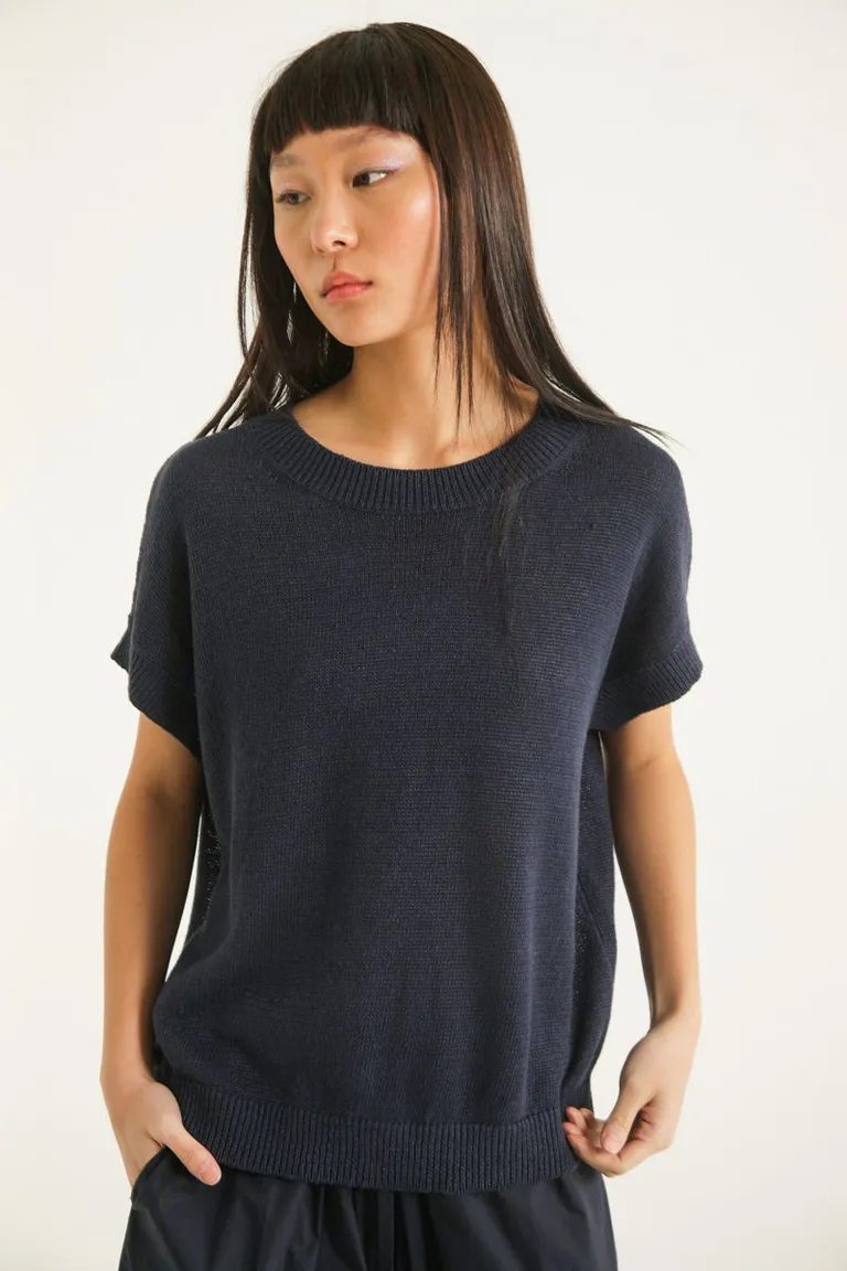 Remera oversize de lino en color negro con mangas murciélago y cuello redondo de Las Pepas en Remeras para argentina