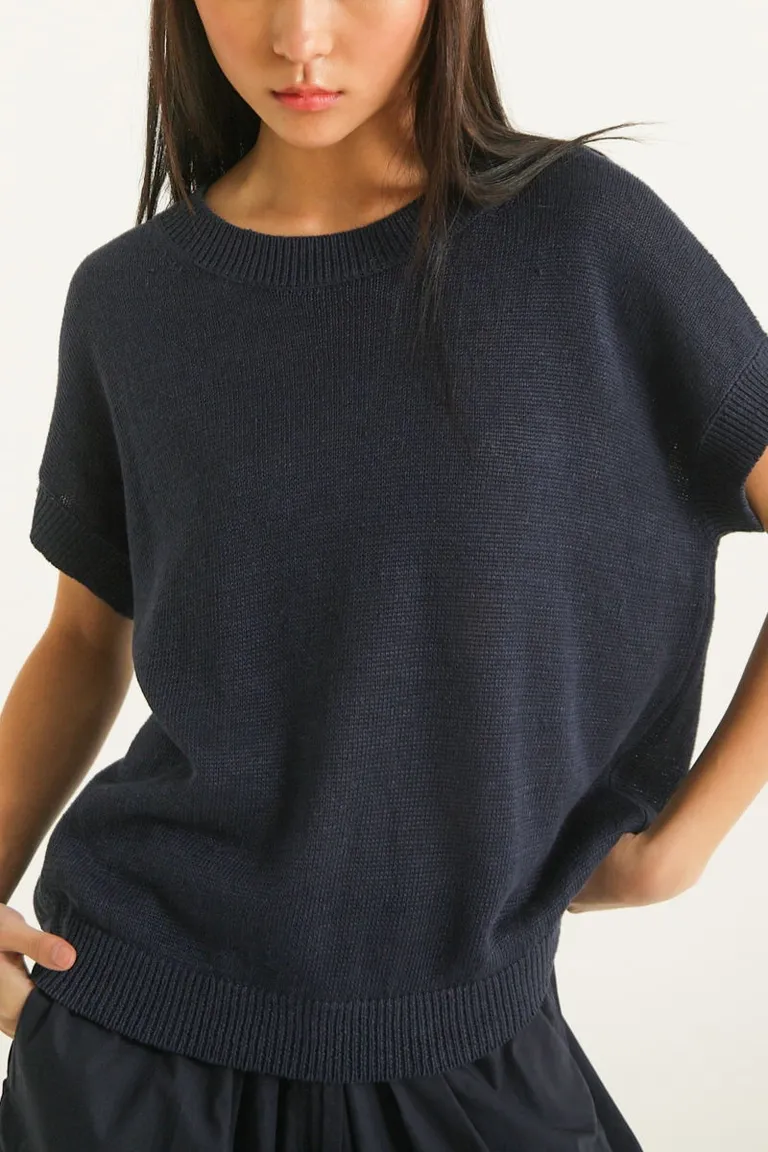 Remera oversize de lino en color negro con mangas murciélago y cuello redondo de Las Pepas en Remeras para argentina