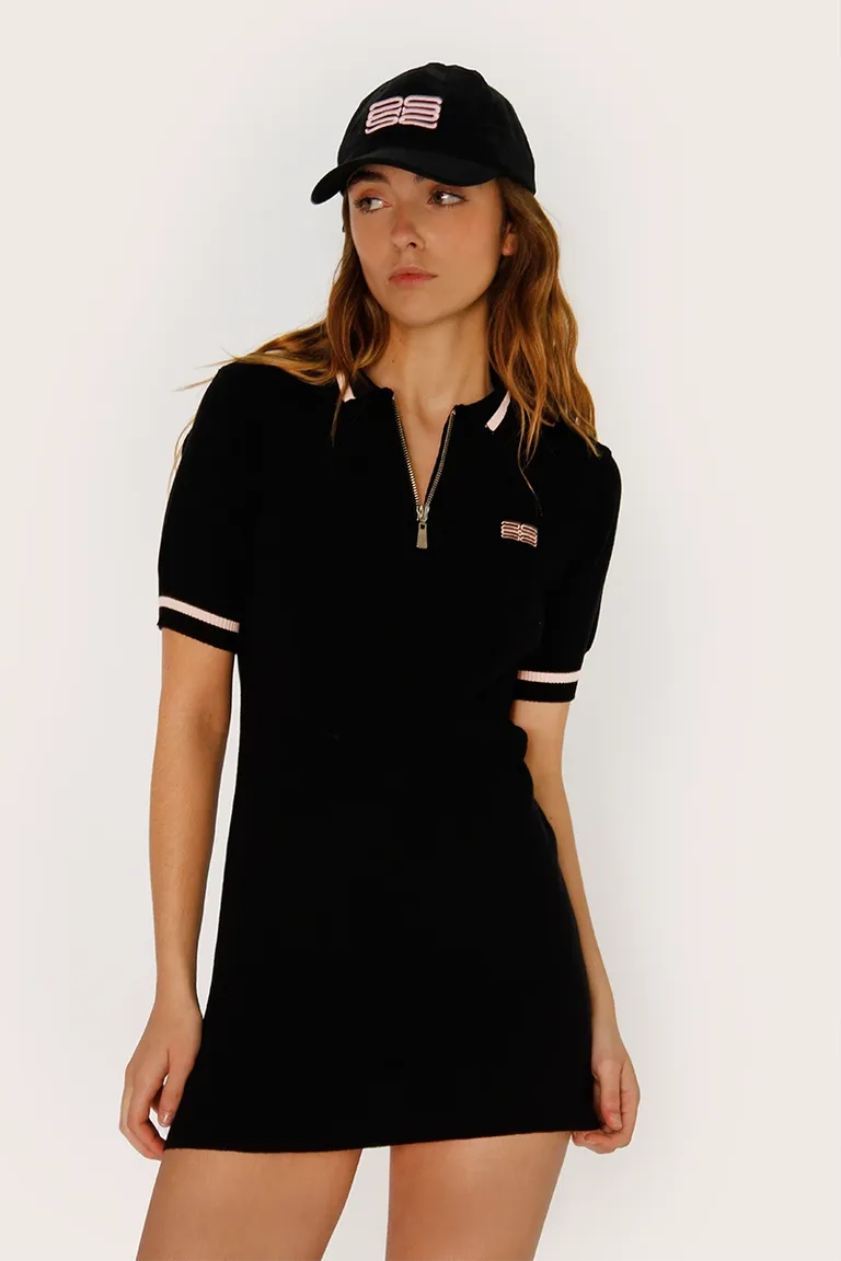 Vestido negro con cuello polo y detalles deportivos de Sofia Sarkany en Vestidos para argentina