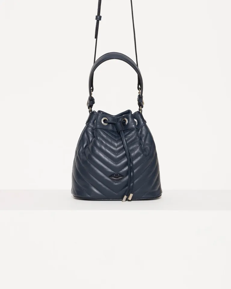 Bolso de mano en cuero negro con diseño matelaseado y aplicación de lipstick de Jazmin Chebar en Bolsos y Carteras para argentina
