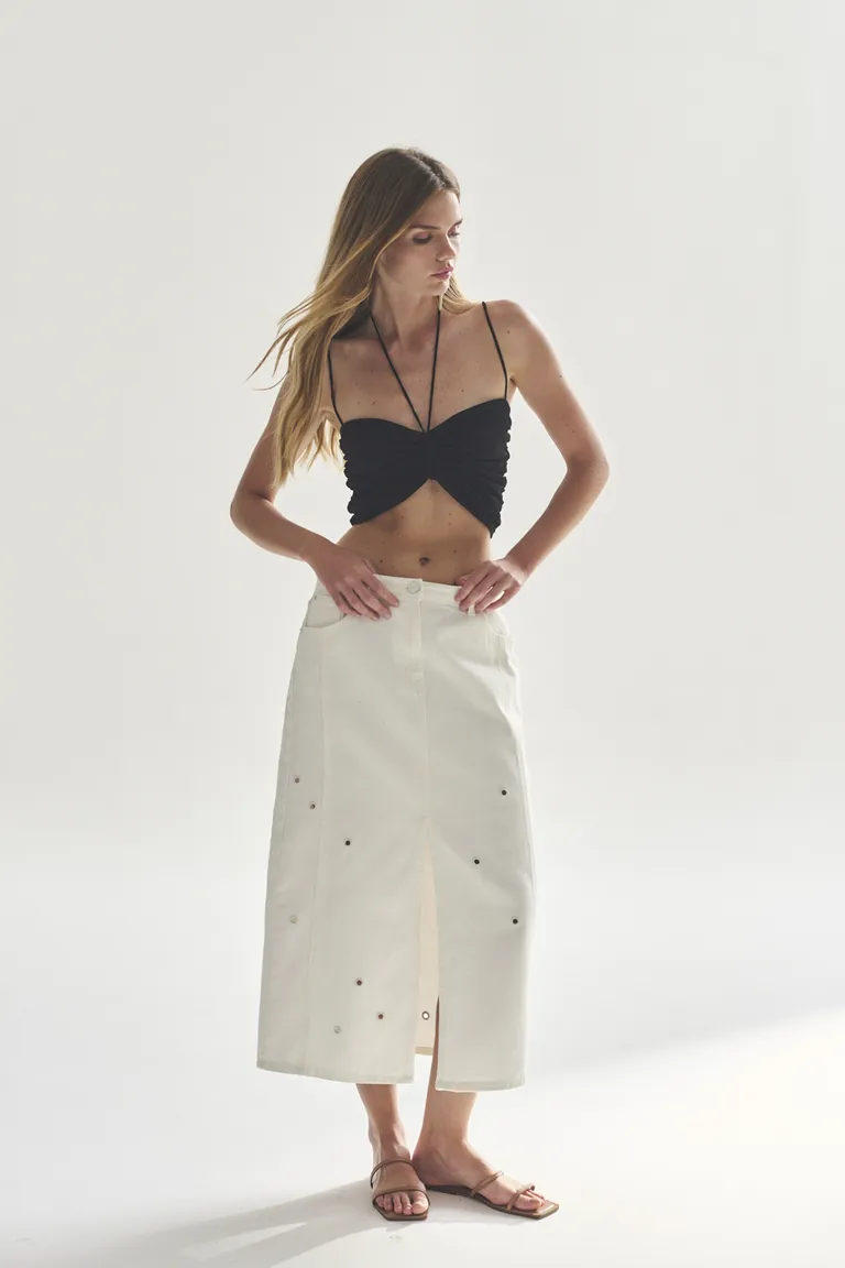 Top straples de diseño texturizado en color negro para mujer de Akiabara en Tops para argentina