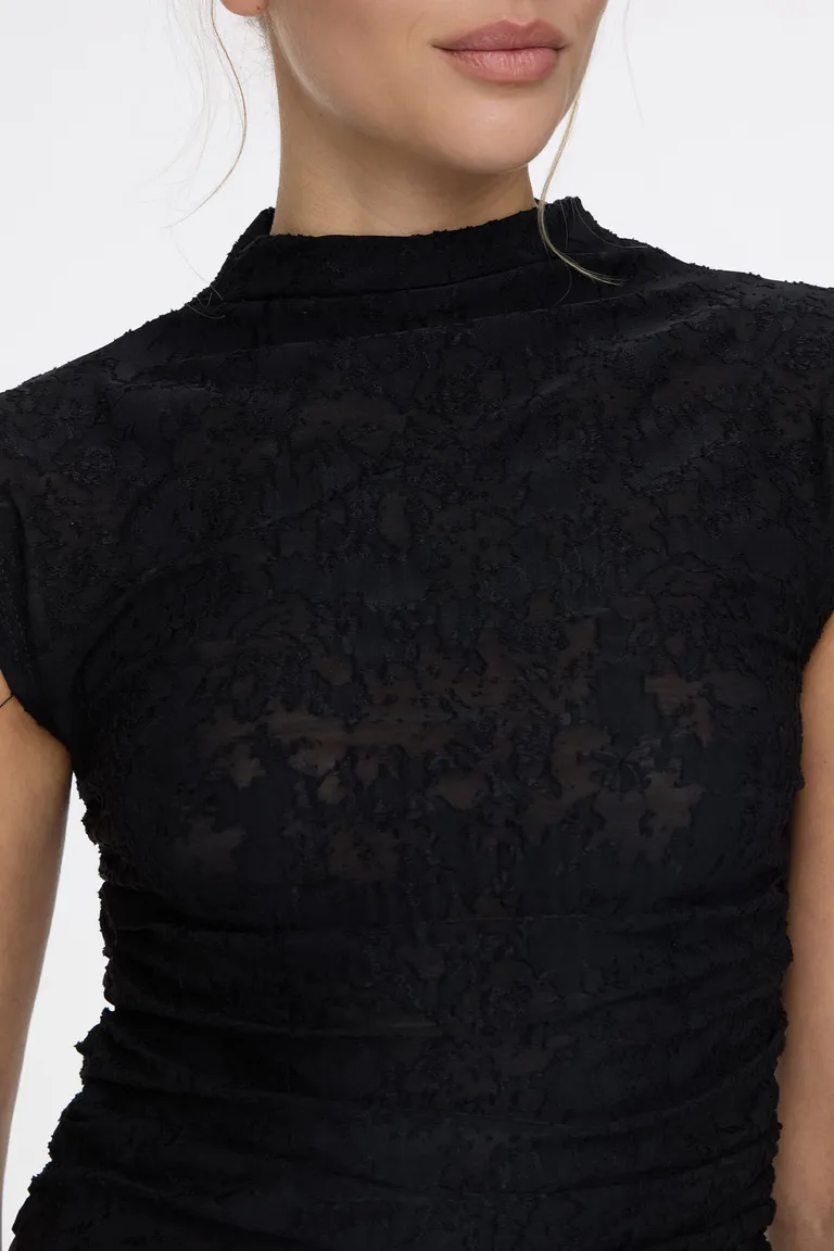 Musculosa sin mangas con cuello alto y laterales fruncidos al cuerpo de Cuesta Blanca en Tops para argentina