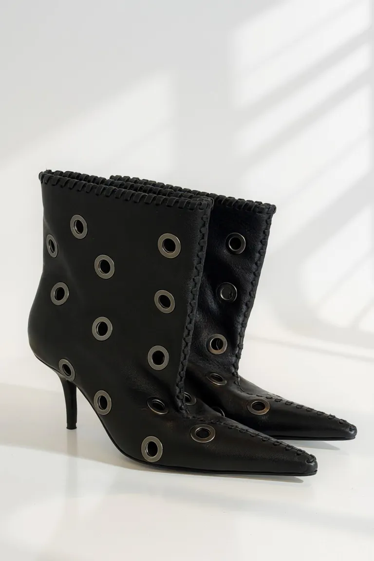 Bota de cuero de caña ancha con ojalillos en negro de Maria Cher en Botas y Botinetas para argentina