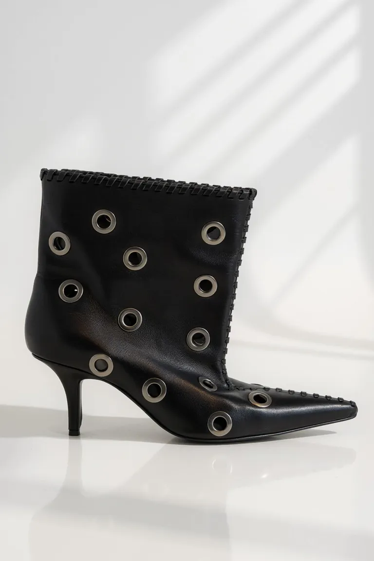 Bota de cuero de caña ancha con ojalillos en negro de Maria Cher en Botas y Botinetas para argentina