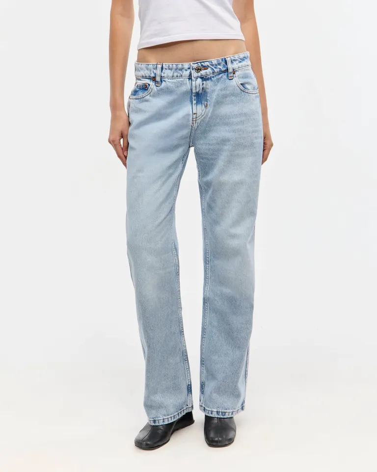 Pantalón de tiro bajo en denim azul claro con desgaste vintage de Ay Not Dead en Pantalones para argentina