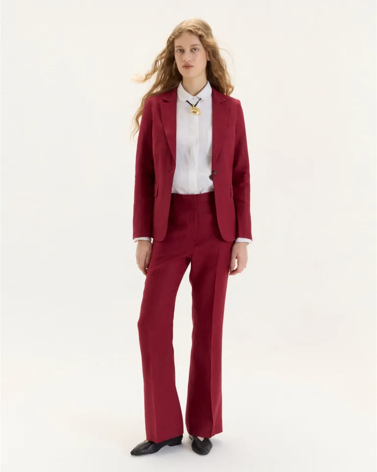 Blazer rojo entallado con bolsillos y cierre de un solo botón, para un look elegante y sofisticado de Blue Sheep en Blazers para argentina