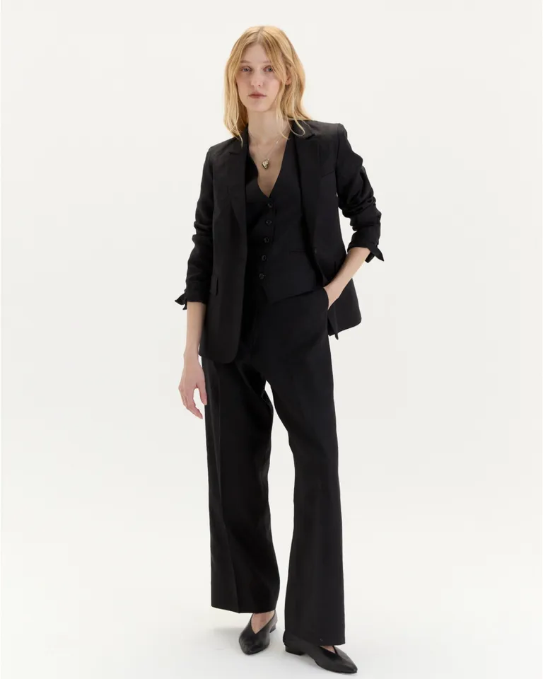 Blazer rojo entallado con bolsillos y cierre de un solo botón, para un look elegante y sofisticado de Blue Sheep en Blazers para argentina