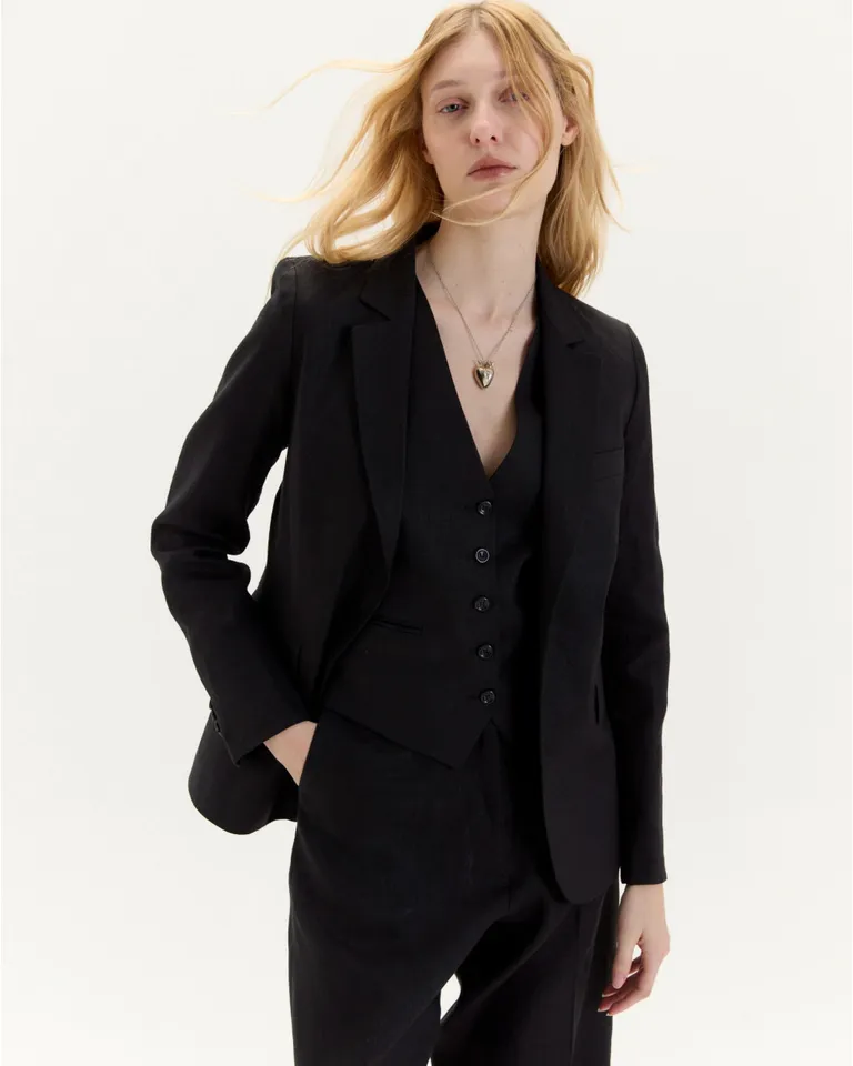 Blazer rojo entallado con bolsillos y cierre de un solo botón, para un look elegante y sofisticado de Blue Sheep en Blazers para argentina